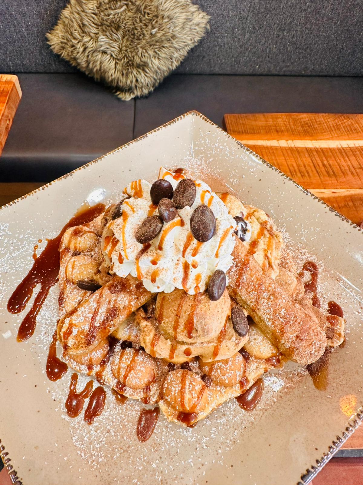 Bubble-Waffel mit Karamell, Schokolinsen und Sahne