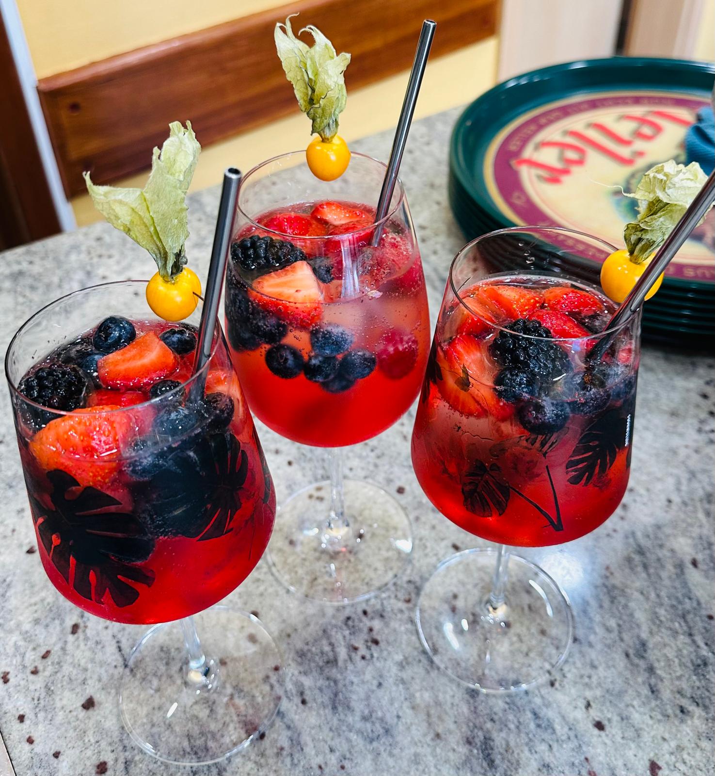 Cocktails auf Tablett, Terrasse