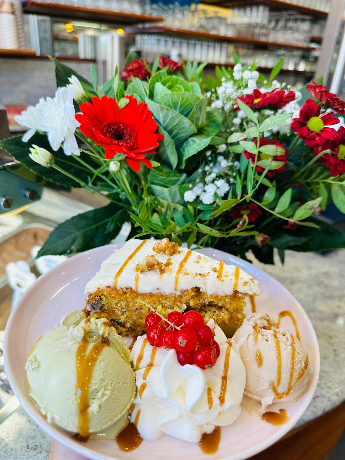 Karottenkuchen mit Blumen