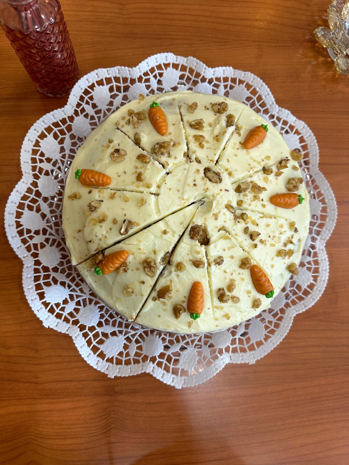 Karottenkuchen ganz, hausgemacht