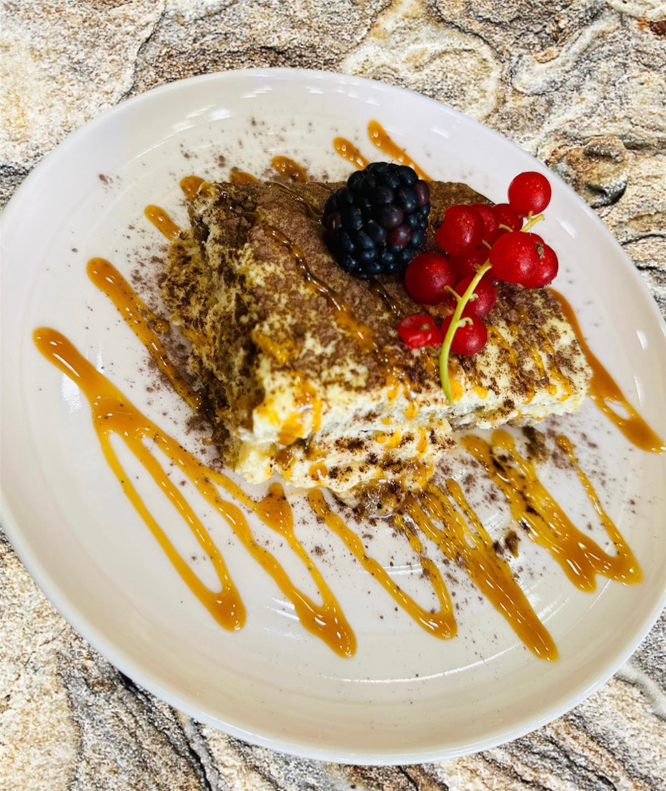 Karottenkuchen am Teller mit Espresso