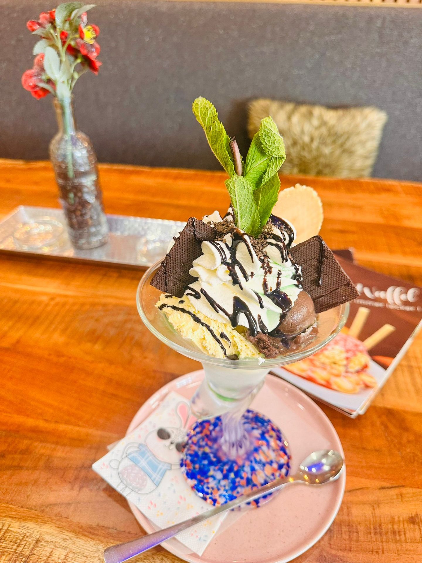 Pistazien-Becher mit Haselnüssen und Waffel